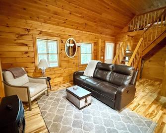Bar Harbor Cabin Minutes to Downtown and Acadia National Park - Bar Harbor - Living room