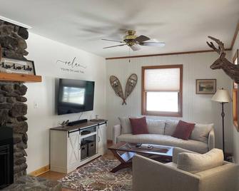 Book your ski vacations for the upcoming season. - Sutton - Living room