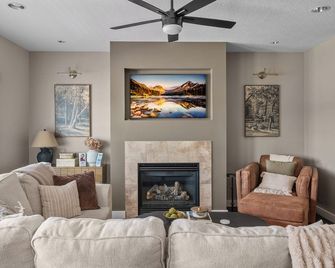 Lone Star Loft on the Mississippi River! - Le Claire - Obývací pokoj