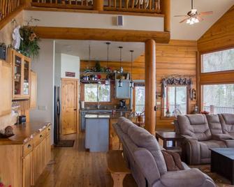 Stunning Log Cabin w/ Hot Tub, 3 Kings+ 4 BRms & loft - 2 flat screen TV's - Garden Valley - Sala de estar