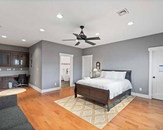 5 Minutes to Campbell - Clarksville Craftsman - Clarksville - Bedroom