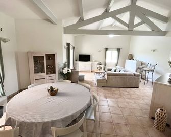 Les 7 Amandiers - Maison de Famille, Proche du Cœur du Village de Saint Montan - Saint-Montan - Dining room
