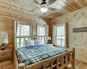 Wooded ViewsNear Helen w Fireplace & Hot Tub - Cornelia - Bedroom