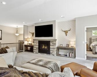 Waconia Home with Outdoor Hot Tub - Waconia - Bedroom