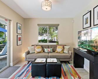 Relax At Serenity Place, A Stunning Modern & Contemporary Heated Pool Home!!! - Fort Lauderdale - Wohnzimmer
