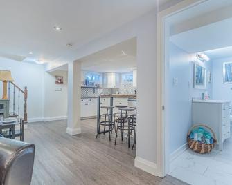 Two Bedroom Lower Unit With 500 Mbps WiFi, Parking & Self-check in - Brantford - Living room