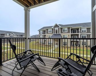 Sunrise Glow Spacious 2br 2ba 2 King Beds Gym Wfh - Whitestown - Balcony