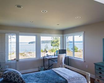 \'The WhaleHouse\'~ Upscale, 4000 Sq Ft Home For Large Family / 3.8 acres - Port McNeil - Bedroom