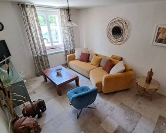 Mas 'La Provinciale' with wooden swimming pool at the foot of Mont Ventoux in Malaucène - Malaucène - Living room