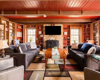 Cozy Hemingway Retreat 3500sf HotTub Pool Tennis Ct - Lovettsville - Lounge