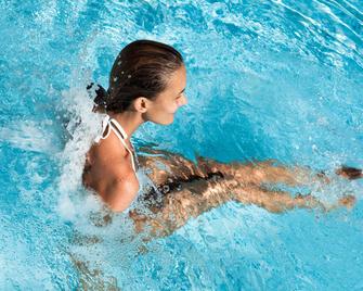 ميركيور هوتل آند سبا إكس ليه بان دومين مارليوز - إيه-ليه-بان - حوض السباحة