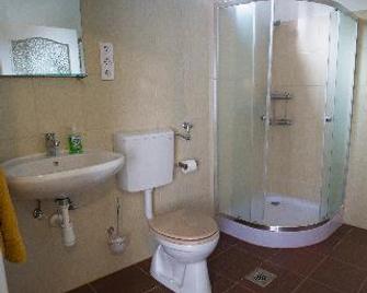 Microstore Airport Panzio - Vecsés - Salle de bain