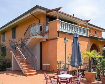 Casa Concerto B: A graceful apartment located on top of a small hill, with Free WI-FI. - Massa e Cozzile - Building