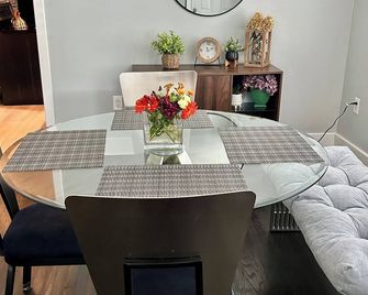 Modern Abode 2br Near Uofr, Highland, Downtown Rochester, Ny Sleeps 4 - Rochester - Dining room