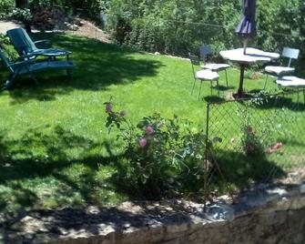 Restored farmhouse in its original style. Accommodation in Caussignac. - Gorges-du-Tarn-Causses - Patio