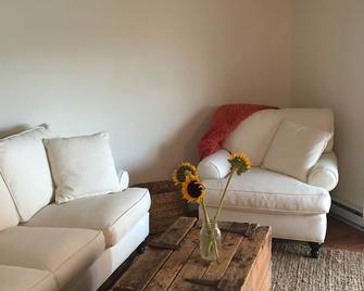 Metrowest Nest -- A Cozy 1 bedroom condo + parking near commuter rail - Westborough - Living room