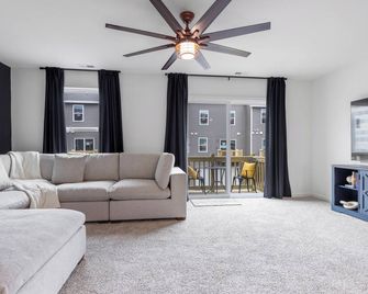 Elegant New Home Near Lakes - Relax & Unwind! - Bull Valley - Wohnzimmer