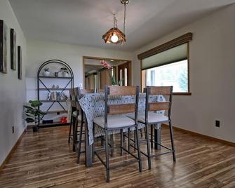 Spacious 4-bedroom house that sleeps 15- 14 Min to 49 North Mountain Resort - Chewelah - Comedor