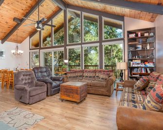 Cedar Mountain Lodge - Oakhurst - Wohnzimmer