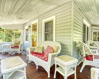 Homestead - Located on Main Street with outdoor shower! - Chincoteague - Binnenhof