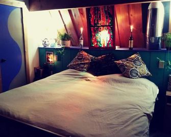 Loads of Privacy on Big Crosby Lake Road - Westport - Bedroom