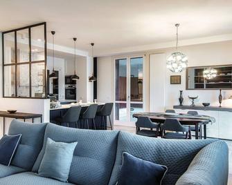 Blue Stay - By Myhomeincomo - Faggeto Lario - Huiskamer