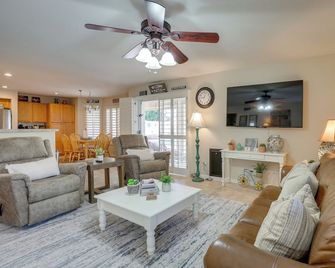 1 Mi to Surprise Stadium! Home w/ Patio & Hot Tub - Surprise - Sala de estar