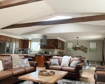 Sky Lodge - Wrightwood - Living room