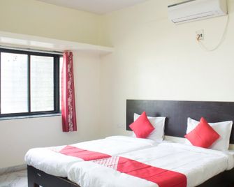 OYO 40866 Arjun Pride - Bārāmati - Bedroom