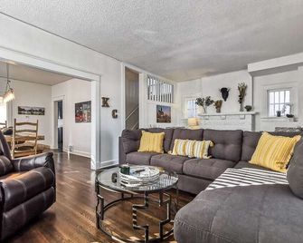 House w/ Excellent Locale. Beautifully remodeled! - Kansas City - Living room
