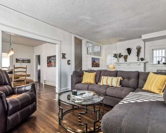House w/ Excellent Locale. Beautifully remodeled! - קנזס סיטי - סלון