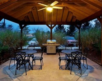 2 Affordable Units! Near Cleveland Hopkins International Airport, Pets Allowed - North Olmsted - Innenhof