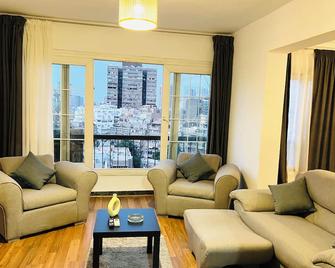 Charming 2-bedroom apartment with AC, WiFi in lovely Cairo Governorate - Madinat Coraya - Sala de estar