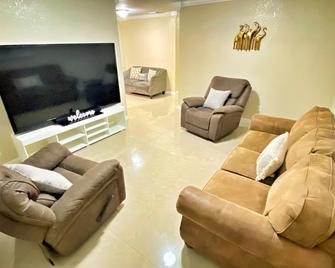 Villa Blanca: Pool House near HardRock Stadium - Opa locka - Living room