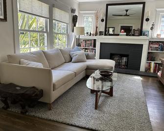 2br 1bath Weho Craftsman Backyard Paradise - Dog Heaven - West Hollywood