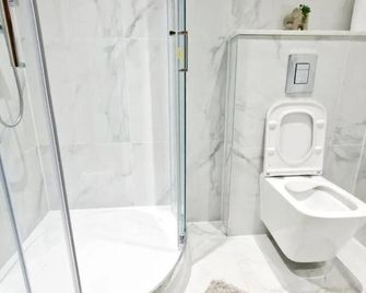 Crendon House Cosy Studio - Sleeps 2 & Kitchen - High Wycombe - Bathroom
