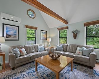 Private setting near beaches-fully air conditioned, game room, fire pit - Eastham - Wohnzimmer