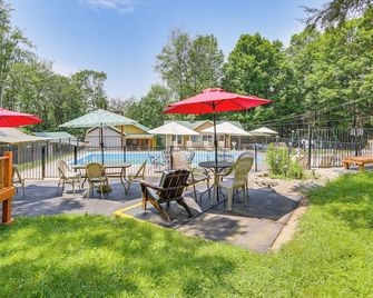 5 Mi to Monticello Raceway: Cabin w/ Pool Access! - Mongaup Valley - Patio