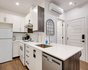 M11 Modern Comfy Studio Wac In Plateaumile-End - Montreal - Kitchen