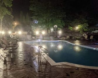 Snowshoe Hare Cabin at the Adirondack Lodge - 5 mins to Lake George Village - Diamond Point - Piscina