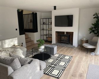 Sleeps7-parking-garden-patio - Johnstone - Living room