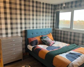 Cheerful 5 Bedroom Spacious House Waveney Croft. Free Wifi & Netflix - Water Orton - Bedroom
