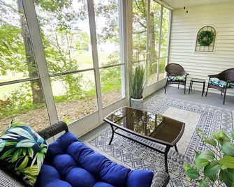 Remodeled 2 Bedroom Condo~2 Min From Branson Strip~Pool~Comfortably Sleeps 6! - Branson - Living room