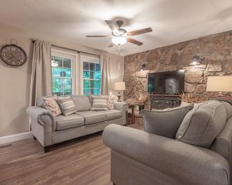 Private Lakefront Cabin Within 4 Miles Of I-75 And Close Access To Atv Trails - Caryville - Living room