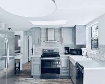 Penwood Pool Villa 15 minutes from the beach - Port Richey - Kitchen