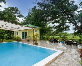 Lake Resort Korat - Sida - Piscina