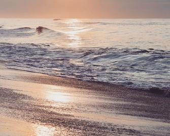 Very rare, steps to the Ocean on Dune Road in Quogue - Quogue - Playa