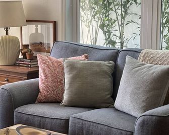 Fernando Flats - Palm Beach Shores - Huiskamer
