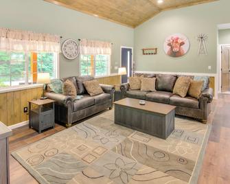 15 Mi to Pigeon River Rafting: Newly Built Cabin! - Newport - Obývací pokoj