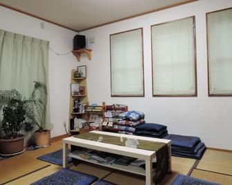 Beppu Yukemurinooka Youth Hostel - Beppu - Living room